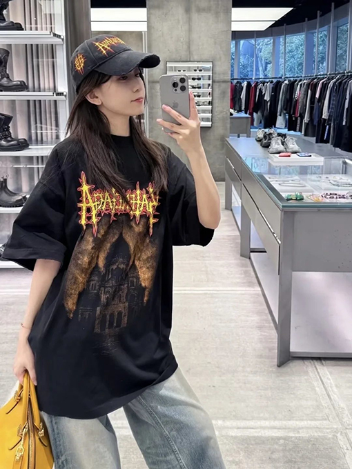 バレンシアガコピー BALENCIAGA ゴシックスタイルのゴシック文字プリントダメージの半袖Tシャツ