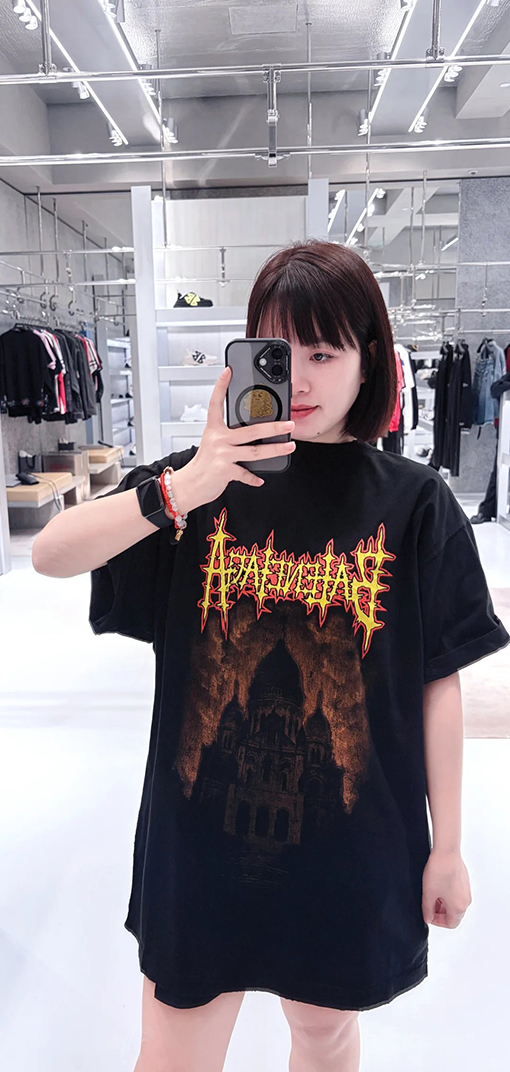 バレンシアガコピー BALENCIAGA ゴシックスタイルのゴシック文字プリントダメージの半袖Tシャツ