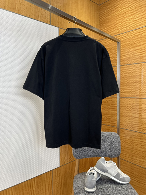 バレンシアガコピー BALENCIAGA ゴシックスタイルのゴシック文字プリントダメージの半袖Tシャツ