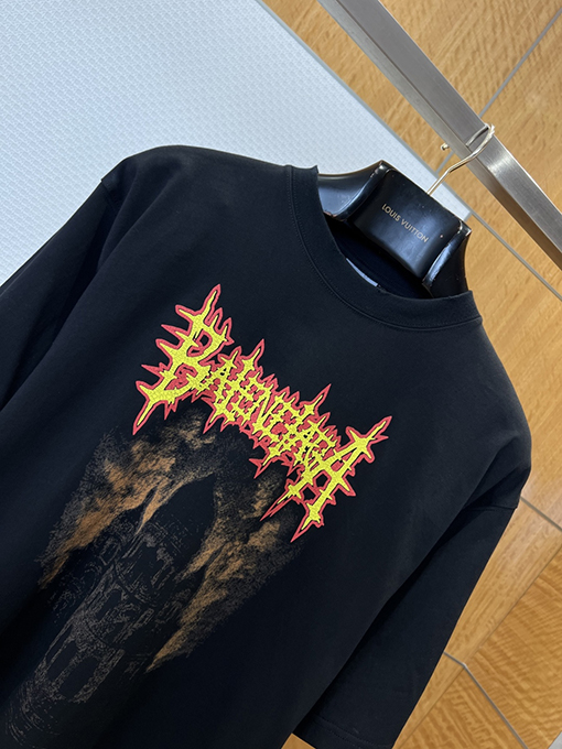 バレンシアガコピー BALENCIAGA ゴシックスタイルのゴシック文字プリントダメージの半袖Tシャツ