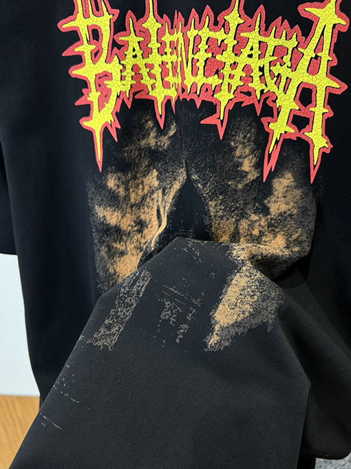 バレンシアガコピー BALENCIAGA ゴシックスタイルのゴシック文字プリントダメージの半袖Tシャツ