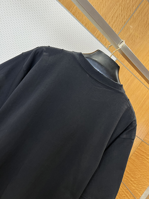 バレンシアガコピー BALENCIAGA ゴシックスタイルのゴシック文字プリントダメージの半袖Tシャツ