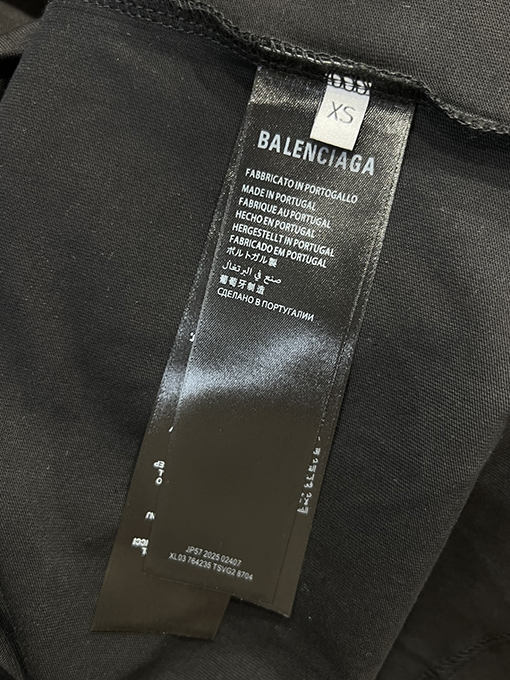 バレンシアガコピー BALENCIAGA ゴシックスタイルのゴシック文字プリントダメージの半袖Tシャツ