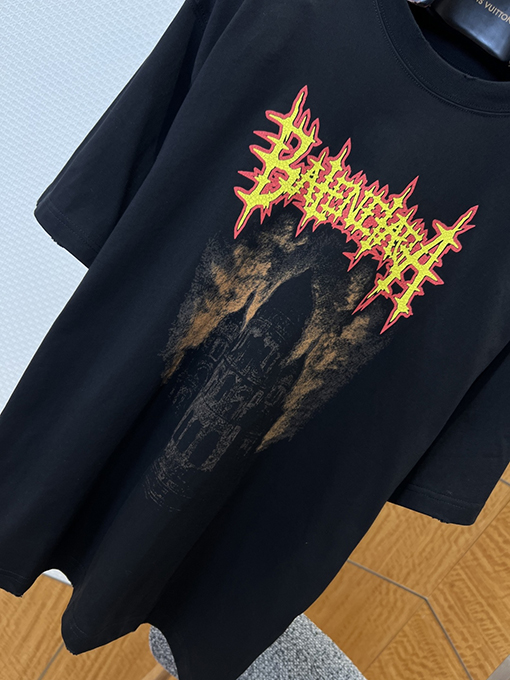 バレンシアガコピー BALENCIAGA ゴシックスタイルのゴシック文字プリントダメージの半袖Tシャツ