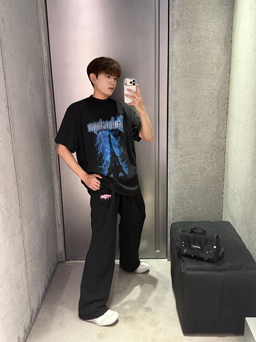 バレンシアガ BALENCIAGA 新モデルゴシックスタイルのゴシック文字プリントダメージの半袖Tシャツ