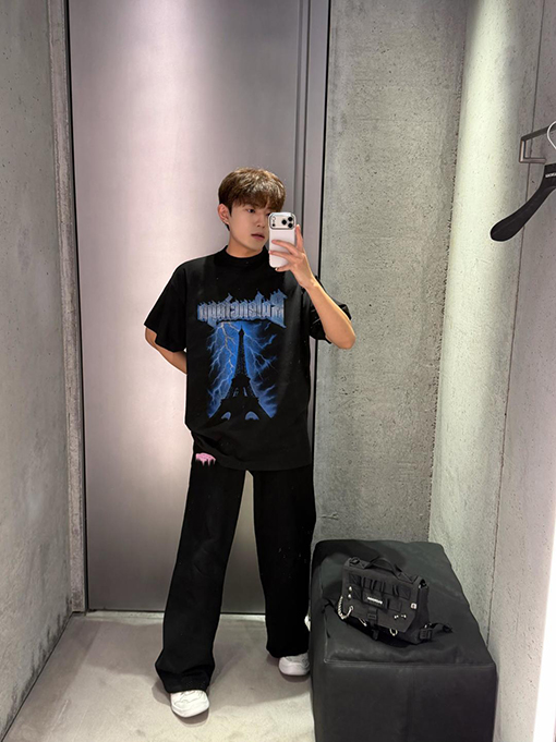 バレンシアガ BALENCIAGA 新モデルゴシックスタイルのゴシック文字プリントダメージの半袖Tシャツ