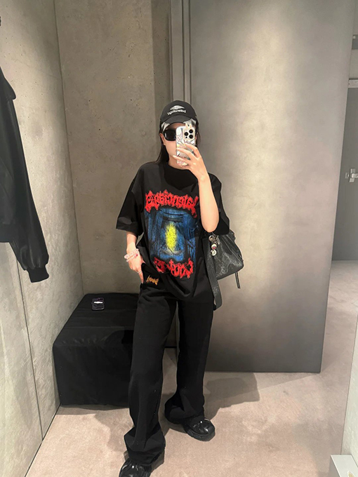 バレンシアガスーパーコピー BALENCIAGA ファッションゴシックスタイルのゴシック文字プリントダメージの半袖Tシャツ