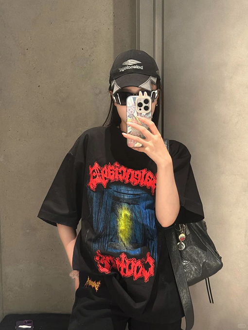 バレンシアガスーパーコピー BALENCIAGA ファッションゴシックスタイルのゴシック文字プリントダメージの半袖Tシャツ