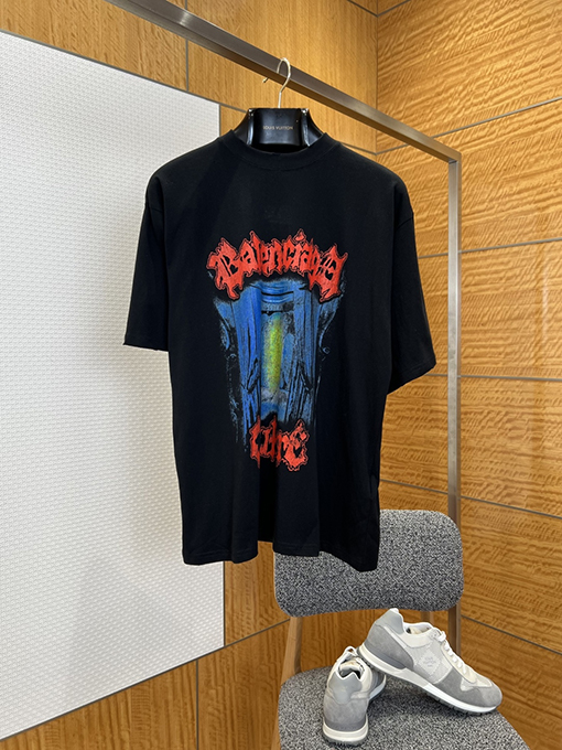バレンシアガスーパーコピー BALENCIAGA ファッションゴシックスタイルのゴシック文字プリントダメージの半袖Tシャツ
