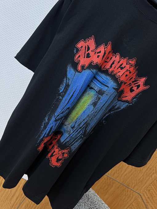 バレンシアガスーパーコピー BALENCIAGA ファッションゴシックスタイルのゴシック文字プリントダメージの半袖Tシャツ