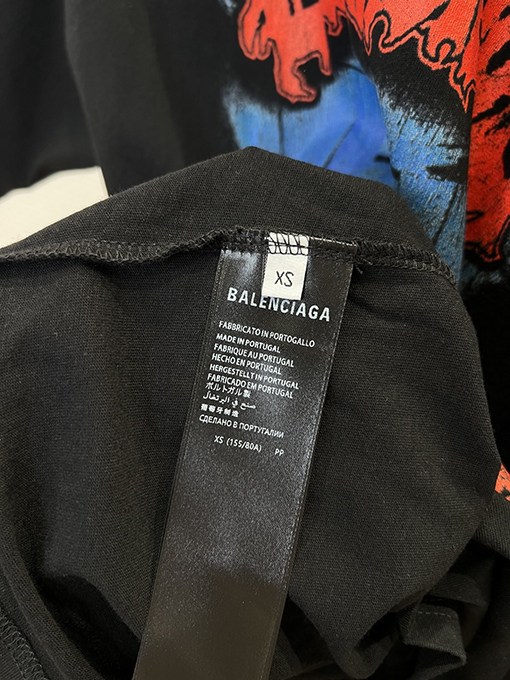 バレンシアガスーパーコピー BALENCIAGA ファッションゴシックスタイルのゴシック文字プリントダメージの半袖Tシャツ