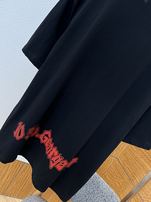 バレンシアガスーパーコピー BALENCIAGA ファッションゴシックスタイルのゴシック文字プリントダメージの半袖Tシャツ