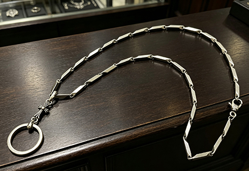 クロムハーツブランドコピー ヴィンテージシルバーの円形クロスペンダントネックレス