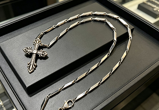 クロムハーツ ヴィンテージ風のゴールドトーンの聖剣とクロスペンダントネックレス