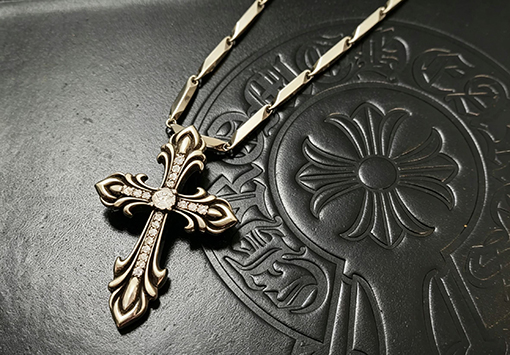 クロムハーツ ヴィンテージ風のゴールドトーンの聖剣とクロスペンダントネックレス