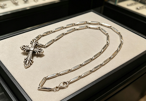 クロムハーツ ヴィンテージ風のゴールドトーンの聖剣とクロスペンダントネックレス