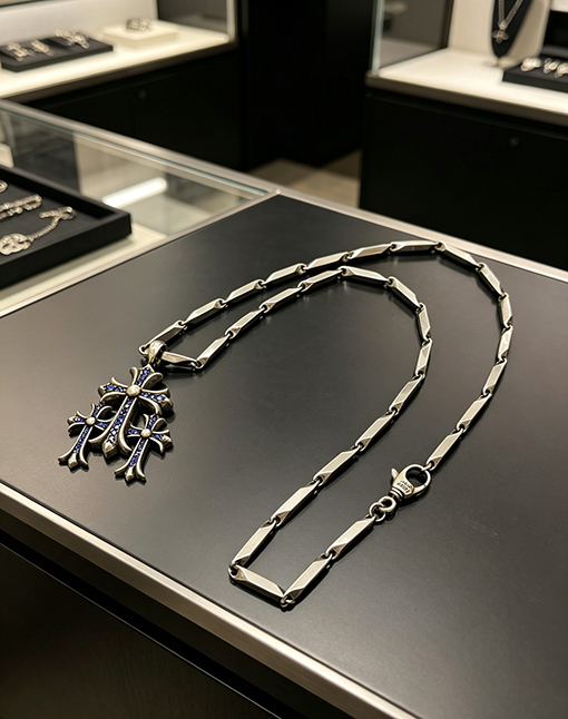 クロムハーツブランドスーパーコピー ヴィンテージシルバーのトリプルクロスペンダントネックレス