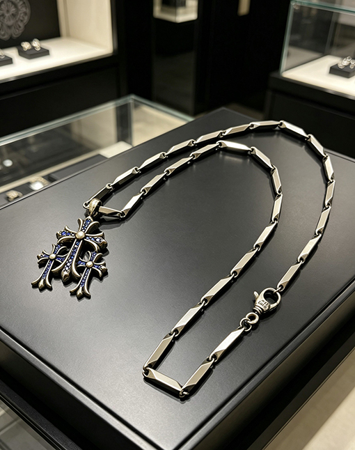 クロムハーツブランドスーパーコピー ヴィンテージシルバーのトリプルクロスペンダントネックレス