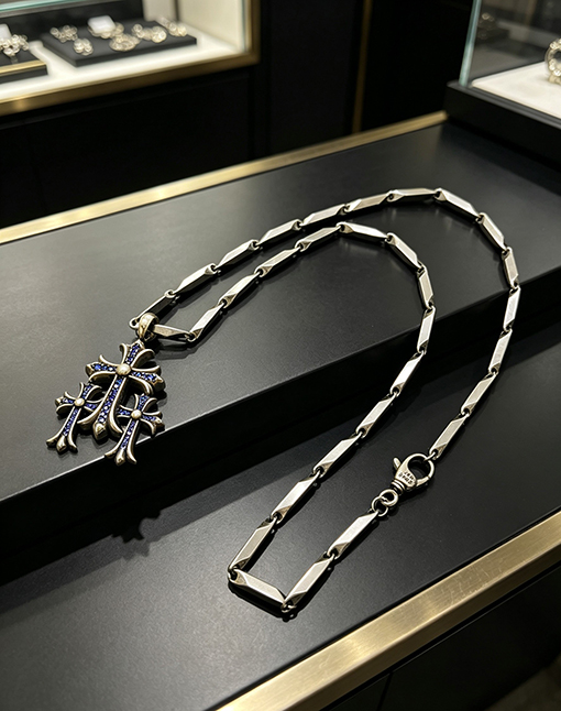 クロムハーツブランドスーパーコピー ヴィンテージシルバーのトリプルクロスペンダントネックレス