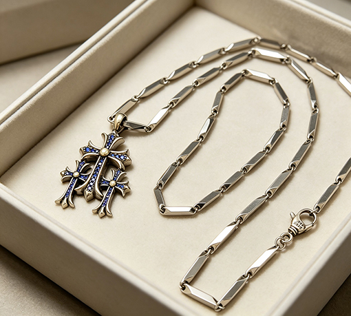 クロムハーツブランドスーパーコピー ヴィンテージシルバーのトリプルクロスペンダントネックレス