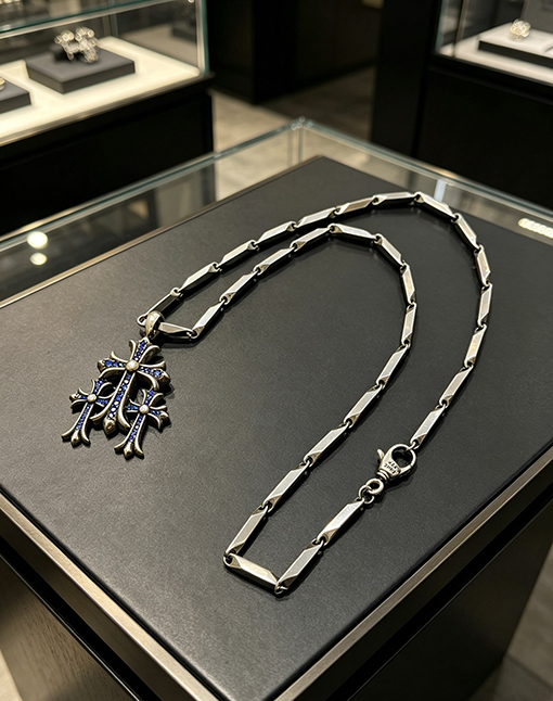 クロムハーツブランドスーパーコピー ヴィンテージシルバーのトリプルクロスペンダントネックレス