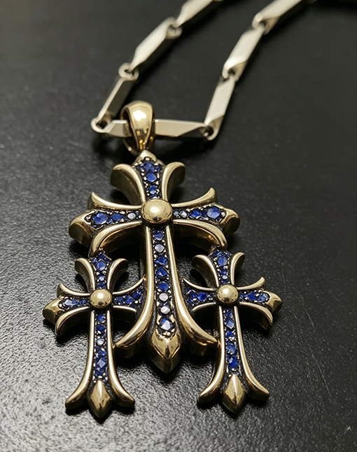 クロムハーツブランドスーパーコピー ヴィンテージシルバーのトリプルクロスペンダントネックレス