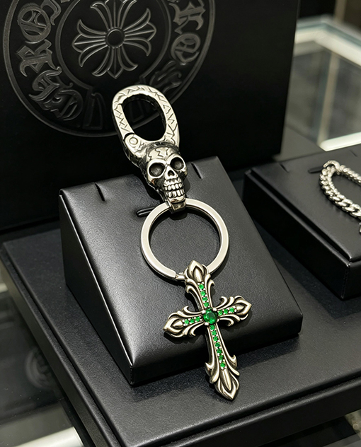 クロムハーツコピー グリーンダイヤモンド聖剣十字架キーホルダー