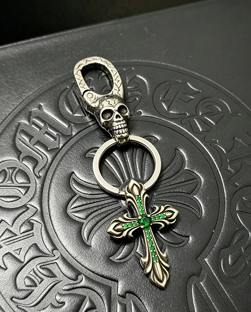 クロムハーツコピー グリーンダイヤモンド聖剣十字架キーホルダー