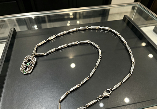 クロムハーツコピー グリーンダイヤモンドクロスバッジ竹チェーン