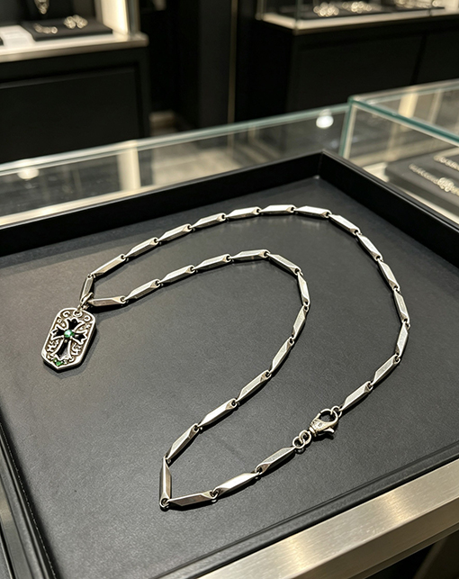 クロムハーツコピー グリーンダイヤモンドクロスバッジ竹チェーン