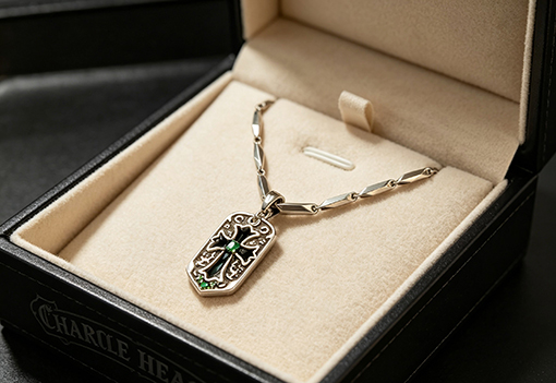 クロムハーツコピー グリーンダイヤモンドクロスバッジ竹チェーン