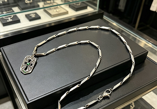 クロムハーツコピー グリーンダイヤモンドクロスバッジ竹チェーン