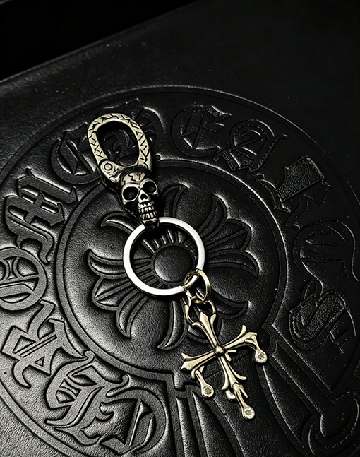 クロムハーツ ゴールドトーンのダイヤモンドがちりばめられたクロスのキーホルダー