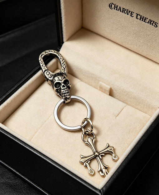 クロムハーツ ゴールドトーンのダイヤモンドがちりばめられたクロスのキーホルダー