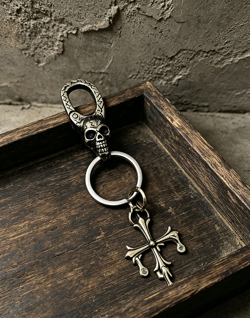 クロムハーツ ゴールドトーンのダイヤモンドがちりばめられたクロスのキーホルダー