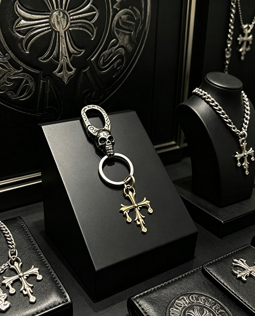 クロムハーツ ゴールドトーンのダイヤモンドがちりばめられたクロスのキーホルダー