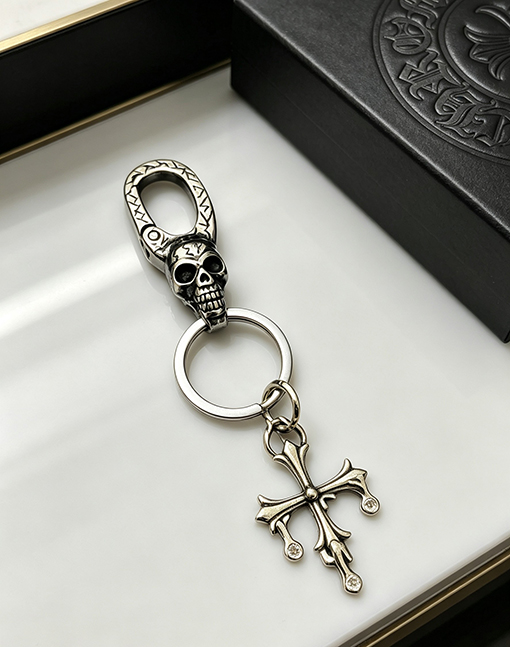 クロムハーツ ゴールドトーンのダイヤモンドがちりばめられたクロスのキーホルダー