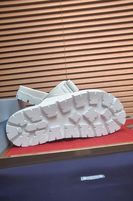 プラダ ニュークラシックブティックスリッパ