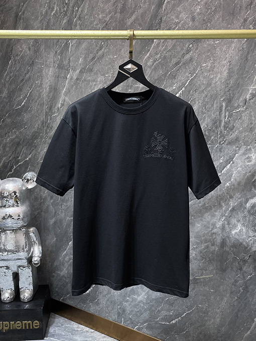 クロムハーツスーパーコピー クラシックなダメージと不規則なホースシュー刺繍がされた半袖Tシャツ