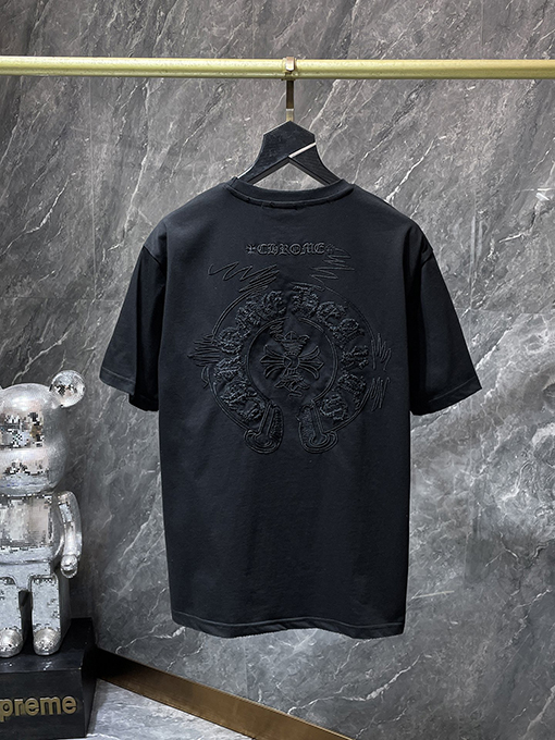 クロムハーツスーパーコピー クラシックなダメージと不規則なホースシュー刺繍がされた半袖Tシャツ