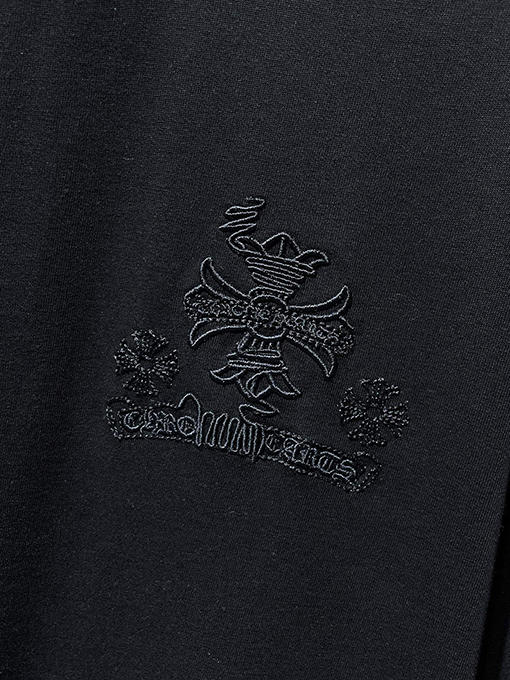 クロムハーツスーパーコピー クラシックなダメージと不規則なホースシュー刺繍がされた半袖Tシャツ