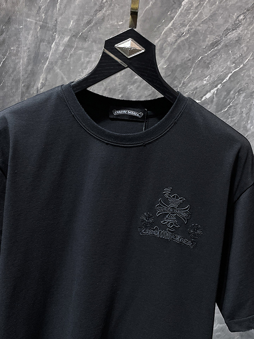 クロムハーツスーパーコピー クラシックなダメージと不規則なホースシュー刺繍がされた半袖Tシャツ