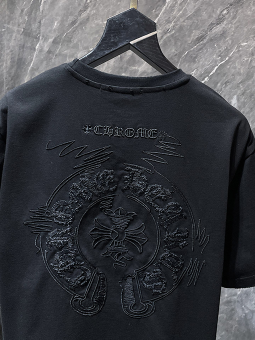 クロムハーツスーパーコピー クラシックなダメージと不規則なホースシュー刺繍がされた半袖Tシャツ