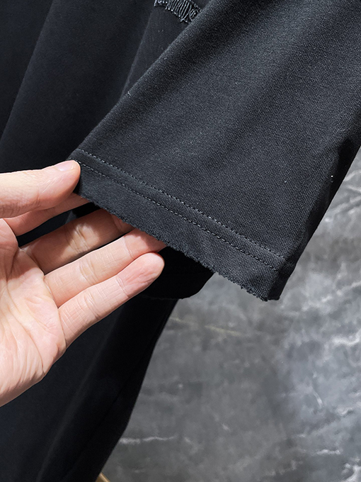 クロムハーツスーパーコピー クラシックなダメージと不規則なホースシュー刺繍がされた半袖Tシャツ