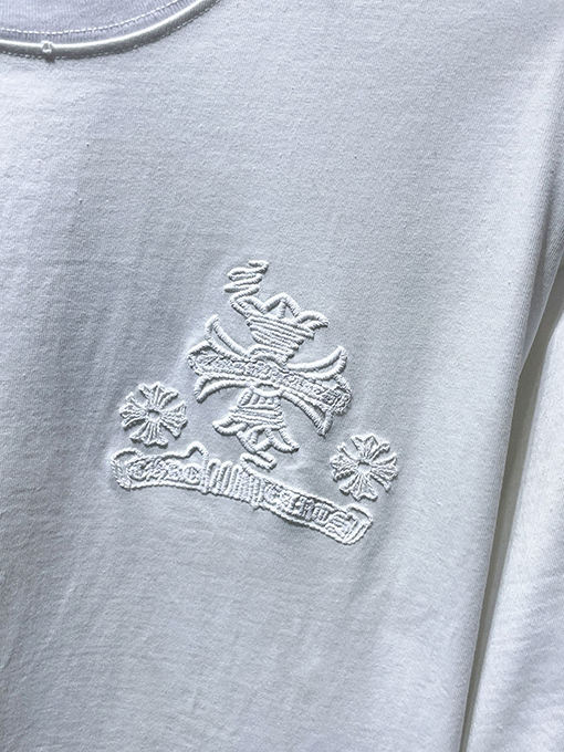 クロムハーツスーパーコピー クラシックなダメージと不規則なホースシュー刺繍がされた半袖Tシャツ