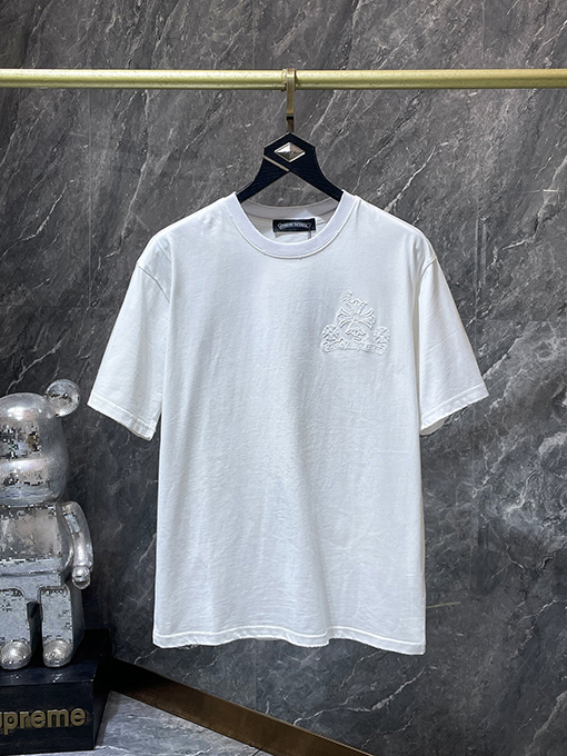 クロムハーツスーパーコピー クラシックなダメージと不規則なホースシュー刺繍がされた半袖Tシャツ