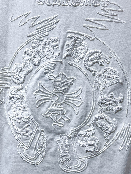 クロムハーツスーパーコピー クラシックなダメージと不規則なホースシュー刺繍がされた半袖Tシャツ