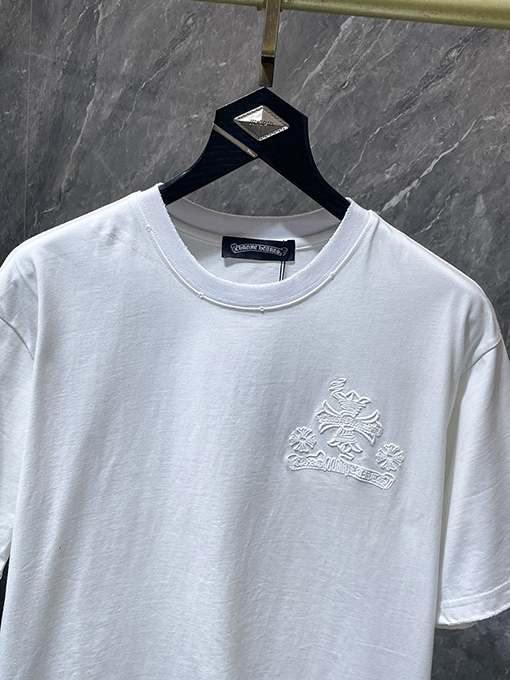 クロムハーツスーパーコピー クラシックなダメージと不規則なホースシュー刺繍がされた半袖Tシャツ