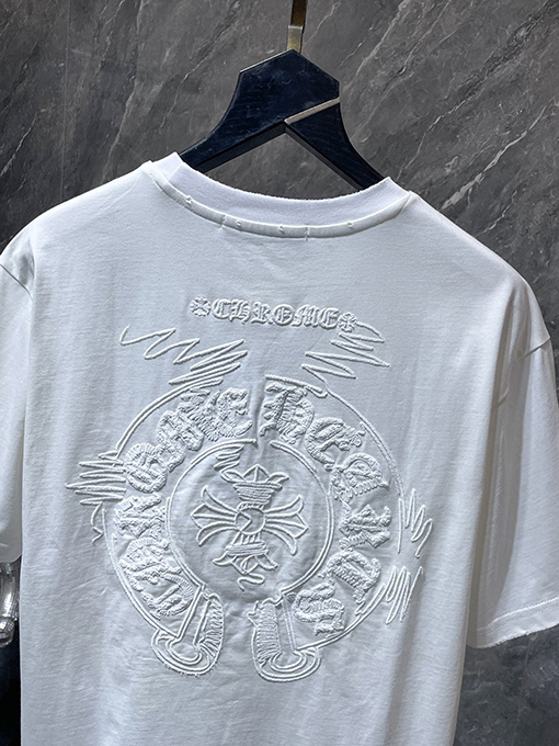 クロムハーツスーパーコピー クラシックなダメージと不規則なホースシュー刺繍がされた半袖Tシャツ