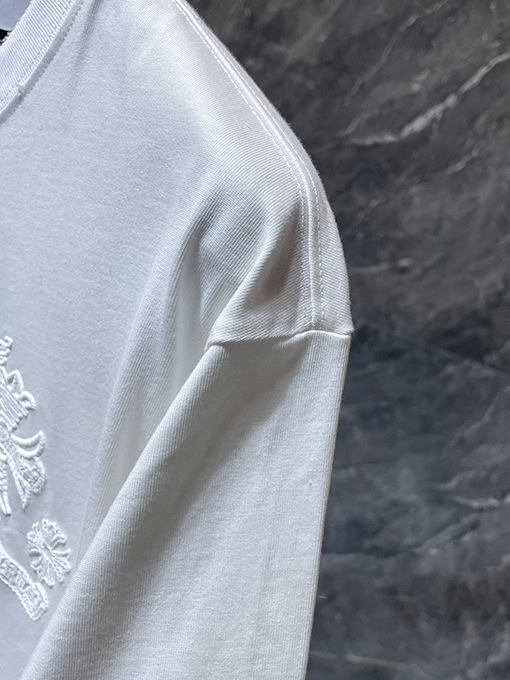 クロムハーツスーパーコピー クラシックなダメージと不規則なホースシュー刺繍がされた半袖Tシャツ